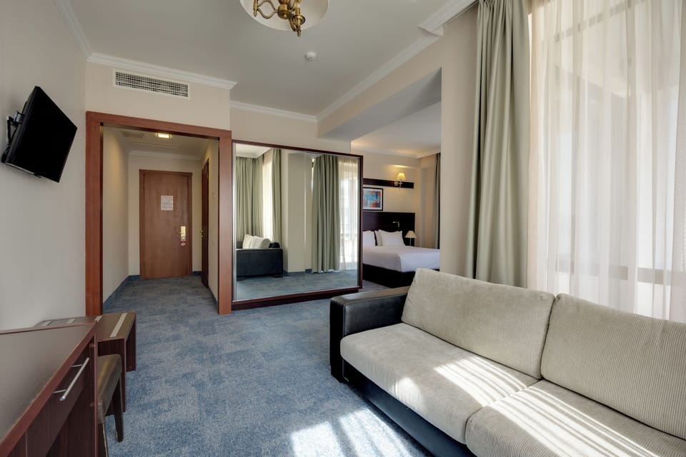 Junior Suite | Living area | Flat-screen TV