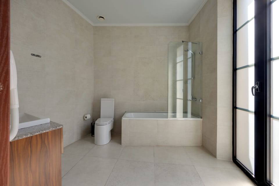 Junior Suite | Bathroom | Free toiletries, hair dryer, bathrobes, slippers
