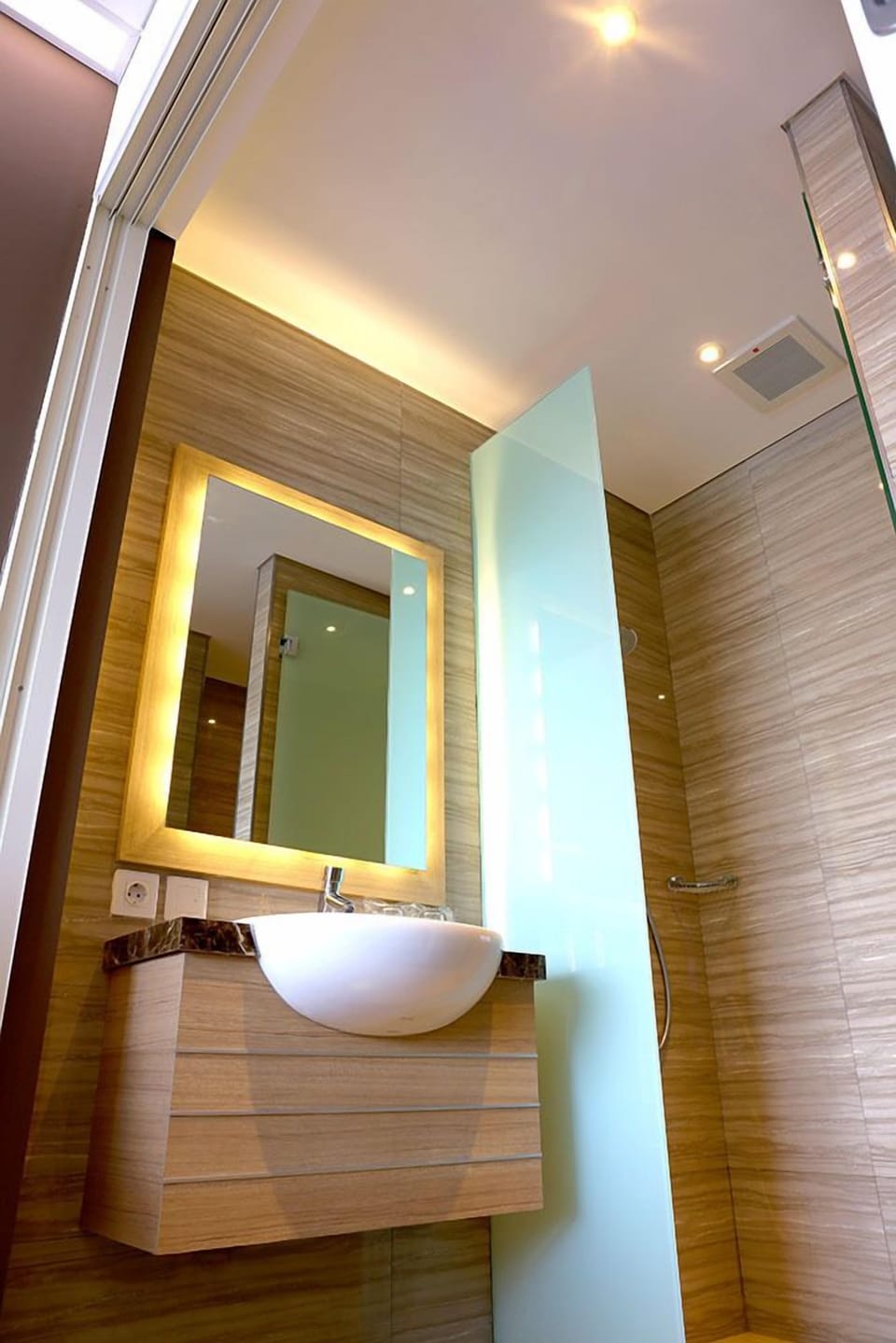 Bathroom sink