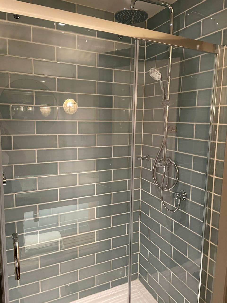 Superior Double Room with Partial River View | Bathroom | Shower, free toiletries, hair dryer, towels