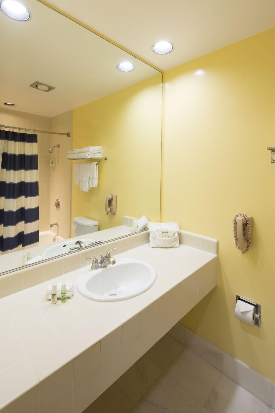 Combined shower/tub, rainfall showerhead, hair dryer, towels