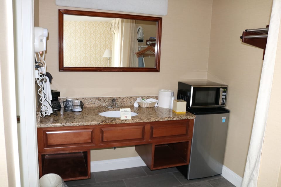 Standard Room, 1 Queen Bed, Non Smoking, Jetted Tub | Bathroom | Combined shower/tub, free toiletries, hair dryer, towels