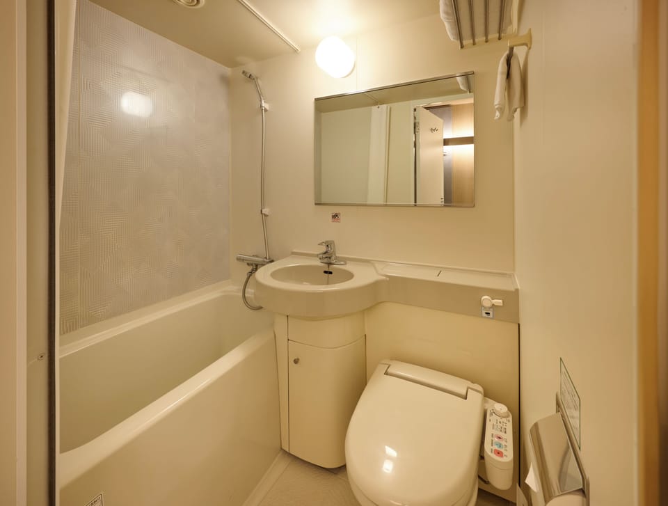 Combined shower/tub, deep soaking tub, free toiletries, hair dryer