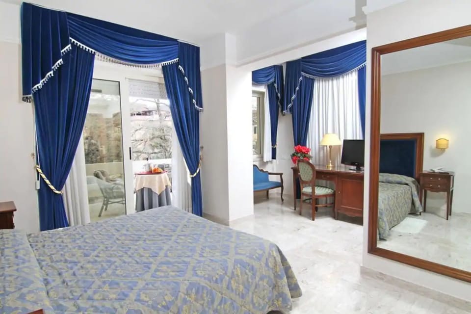 Minibar, in-room safe, WiFi (free), bed sheets