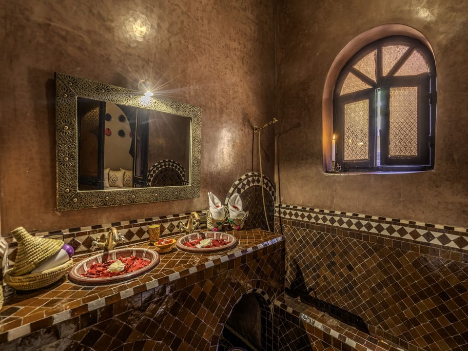 Standard Suite, Non Smoking, Bathtub / Santal Blanc | Bathroom | Shower, free toiletries, hair dryer, towels