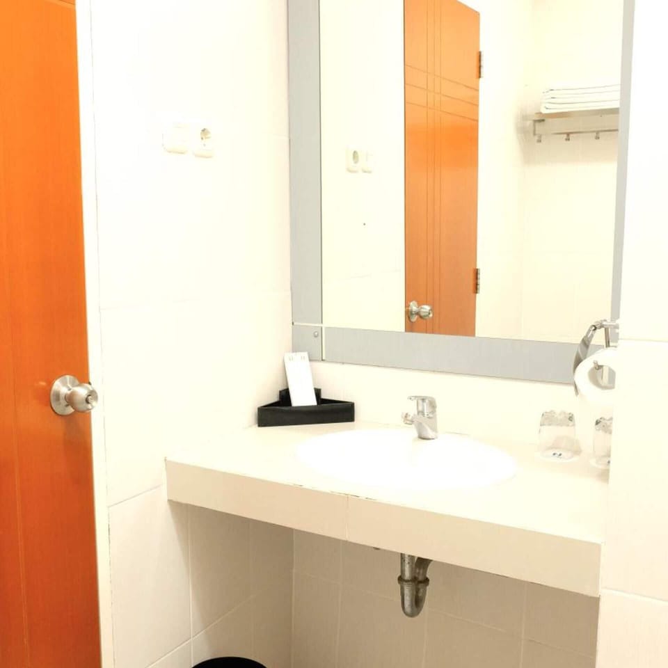 Free toiletries, slippers