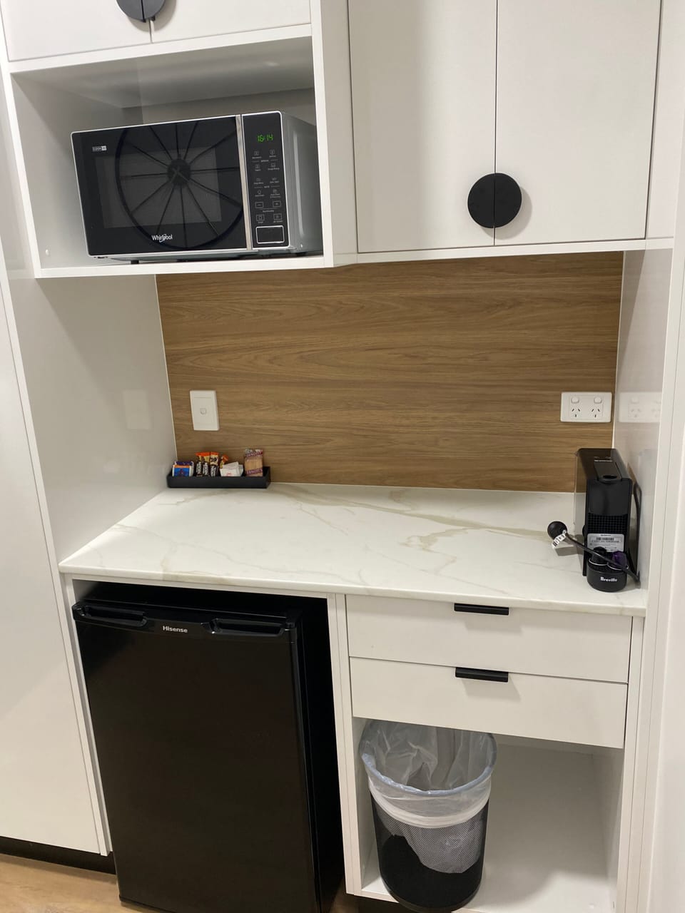 Elite King Room | Private kitchen | Mini-fridge, coffee/tea maker