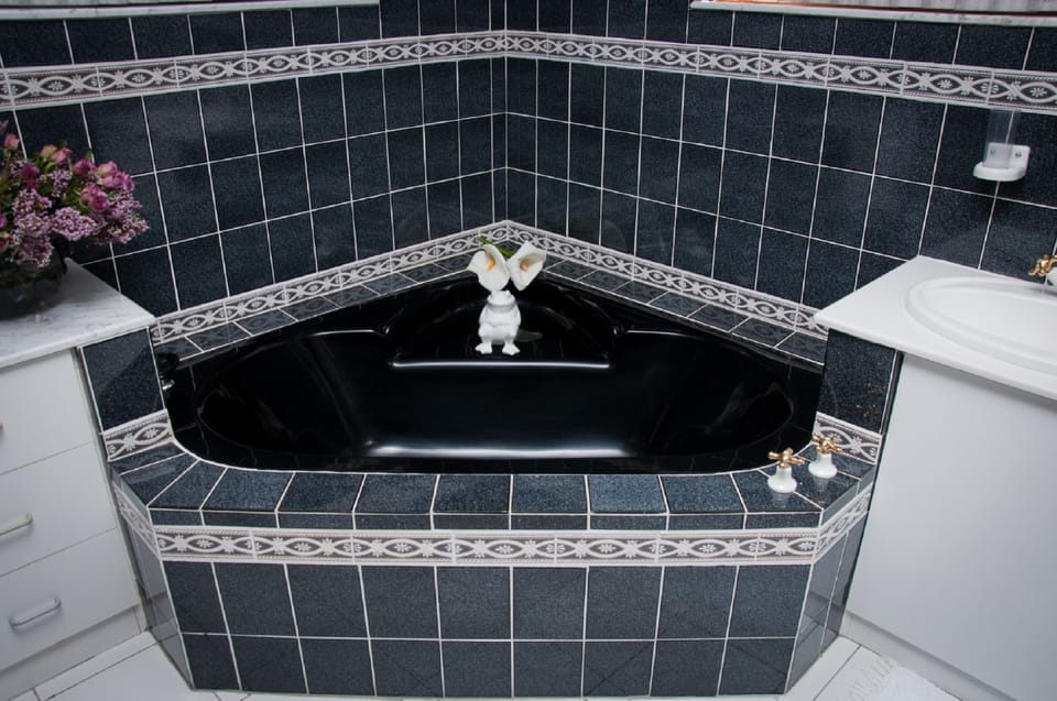 Suite | Deep soaking bathtub