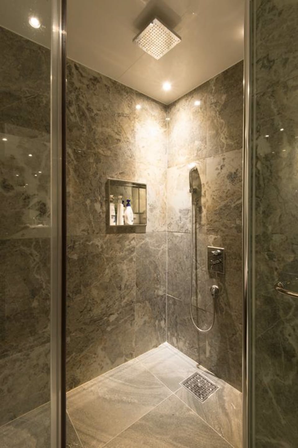 Deluxe Twin Room | Bathroom | Shower, hair dryer, bathrobes, towels
