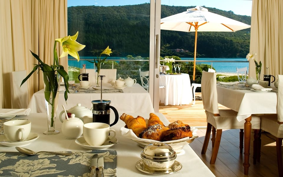 Lunch, dinner served; international cuisine, ocean views 