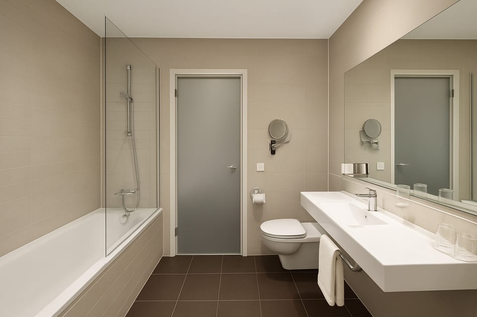 Suite Signature | Bathroom | Free toiletries, hair dryer, bathrobes, slippers