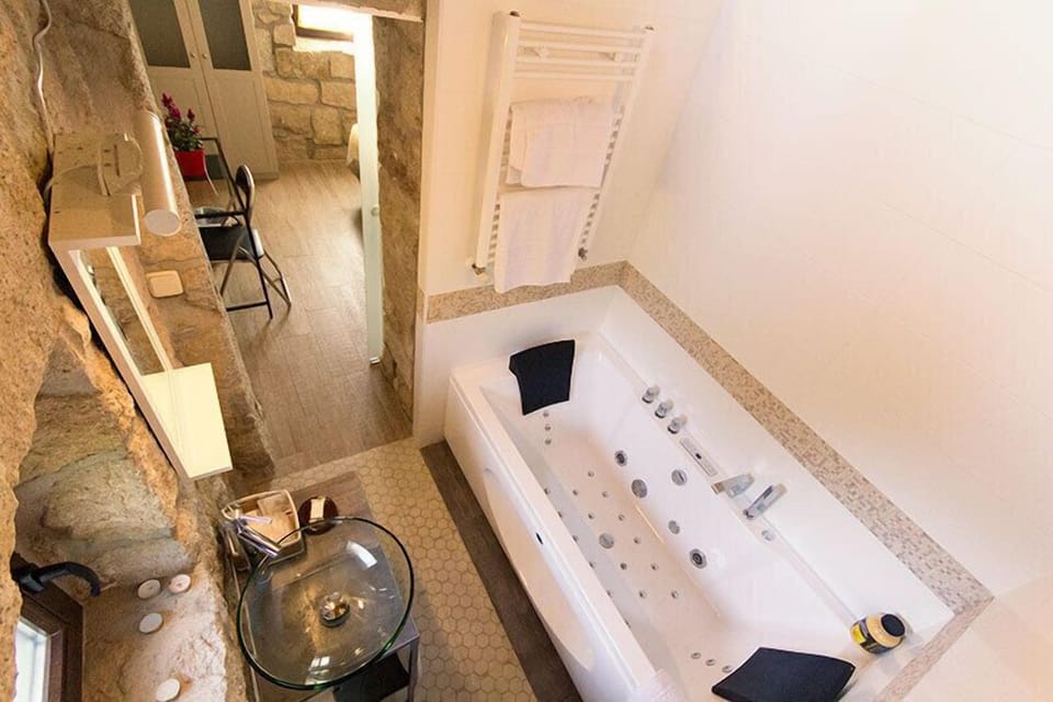 Double or Twin Room (Gallinero torre) | Bathroom | Shower, free toiletries, hair dryer, towels
