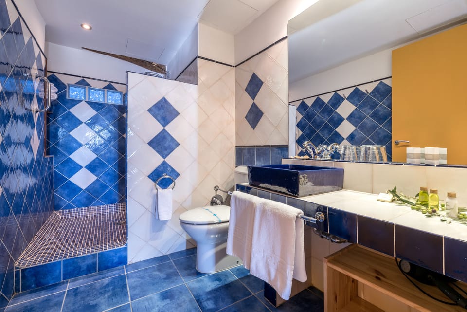 Double Room | Bathroom | Free toiletries, hair dryer, bidet, towels