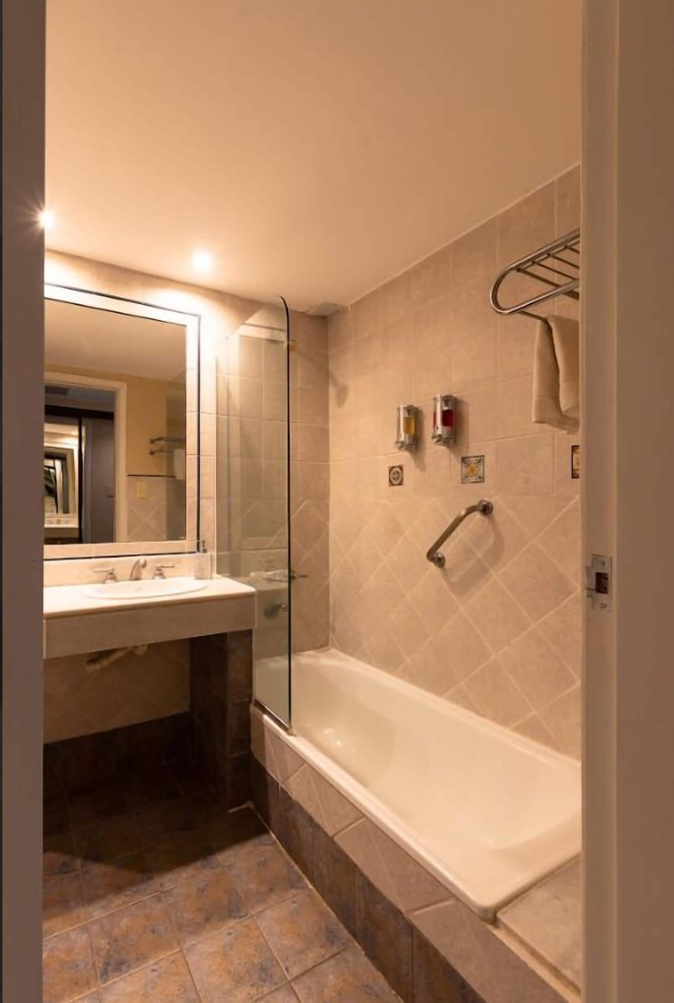 Triple Room | Bathroom | Combined shower/tub, free toiletries, hair dryer, towels