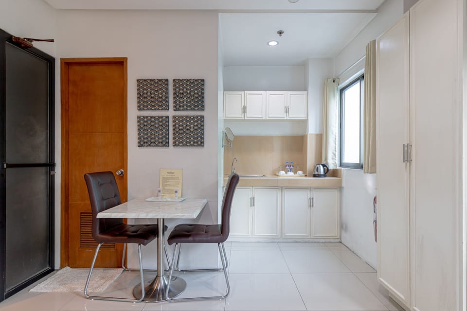 Deluxe Queen Room | In-room dining