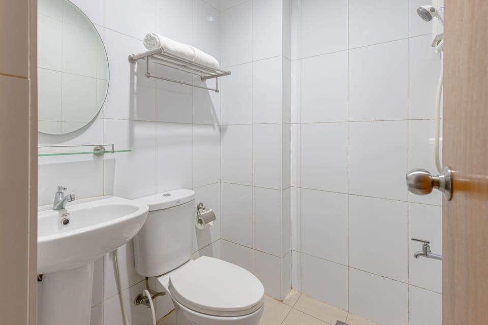 Shower, free toiletries, towels, soap