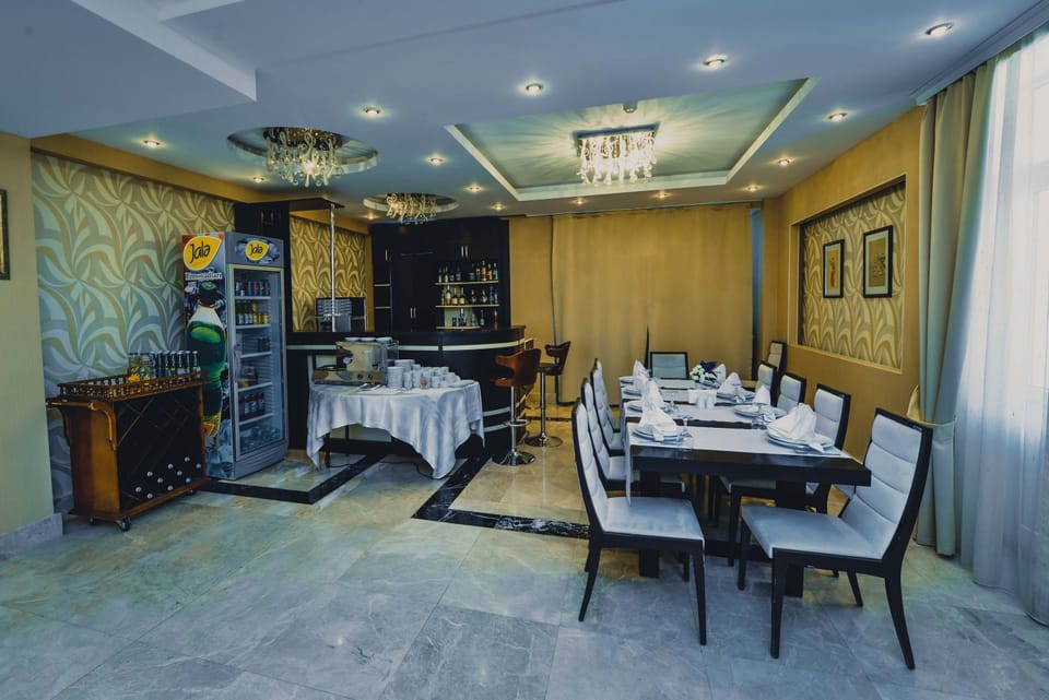 2 restaurants; lunch and dinner served