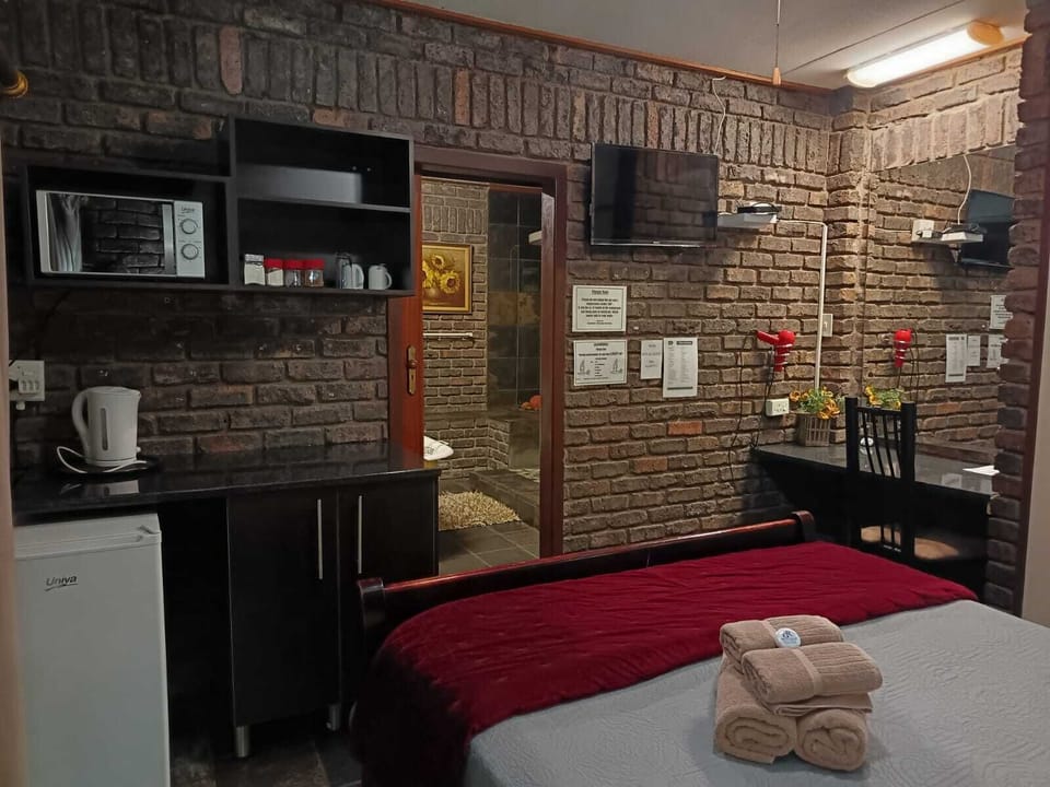 Double Room | Premium bedding, desk, laptop workspace, WiFi (free)
