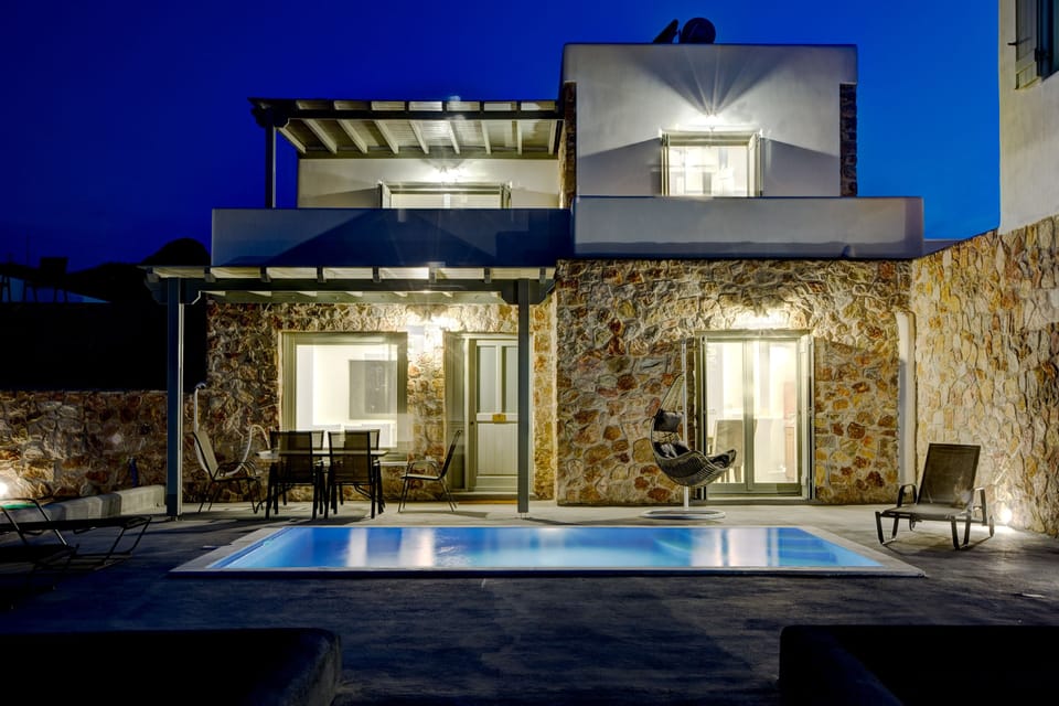 Outdoor pool, free cabanas, pool umbrellas