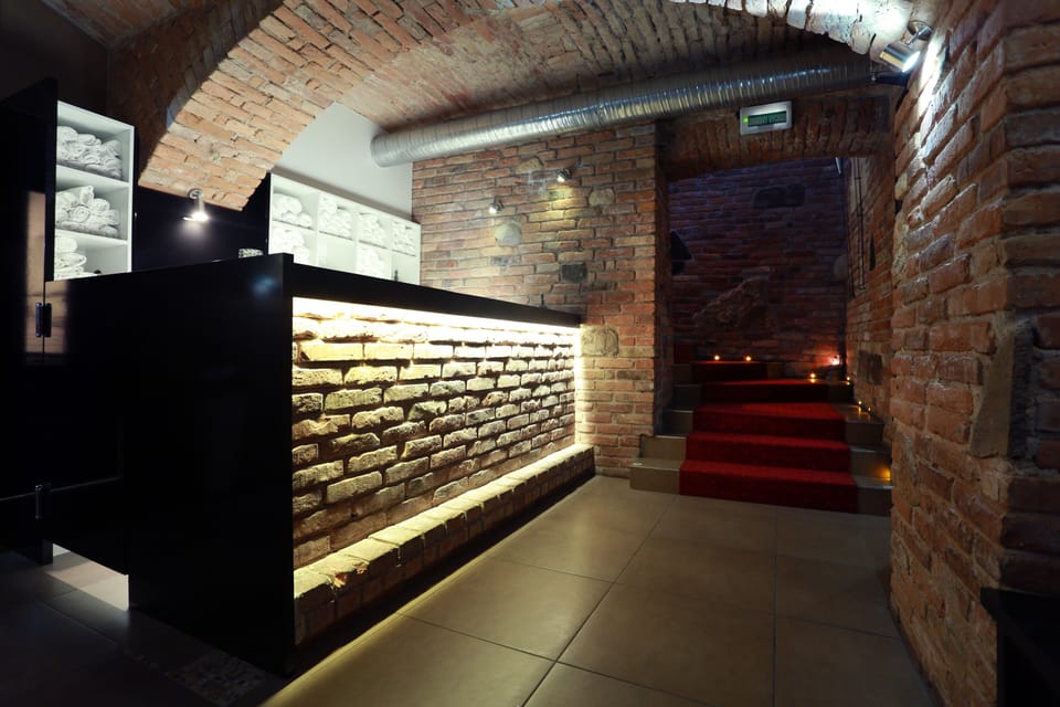 Sauna, hot tub, steam room, aromatherapy, deep-tissue massages