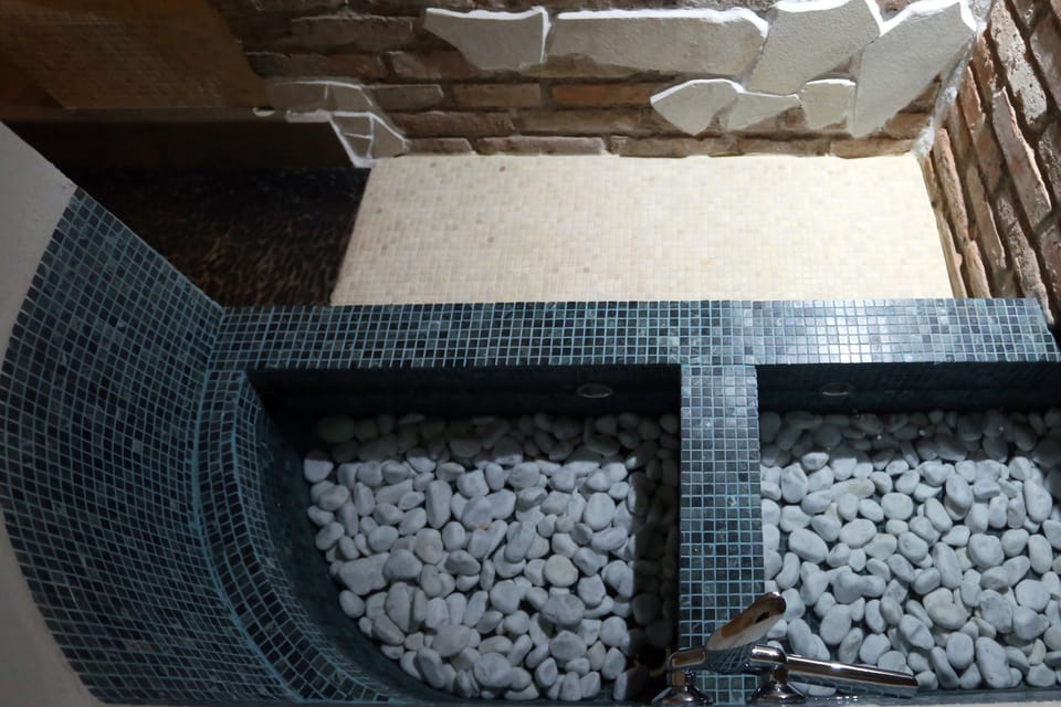 Sauna, hot tub, steam room, aromatherapy, deep-tissue massages