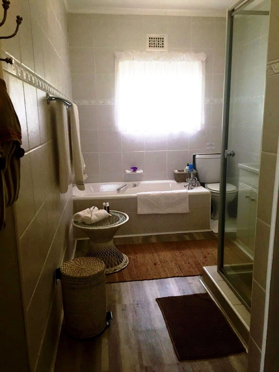 Room (King) | Bathroom shower