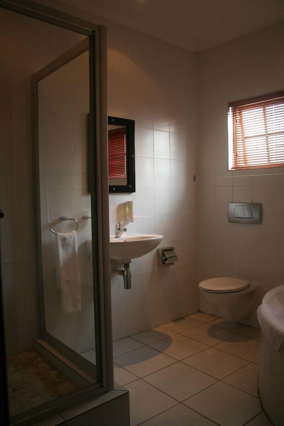 Combined shower/tub, free toiletries, hair dryer, towels