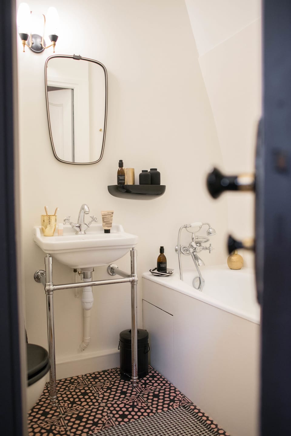 Basic Double Room (Alice) | Bathroom | Slippers, towels, shampoo