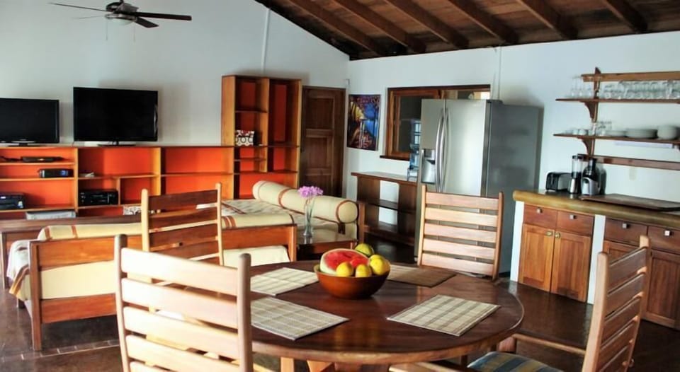 Deluxe Room, Pool View, Courtyard Area | Living area