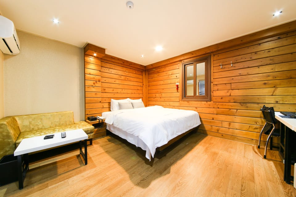 Deluxe Double Room (Check in time Mon-Fri 4PM,Sat-Sun 8PM) | Soundproofing, free WiFi