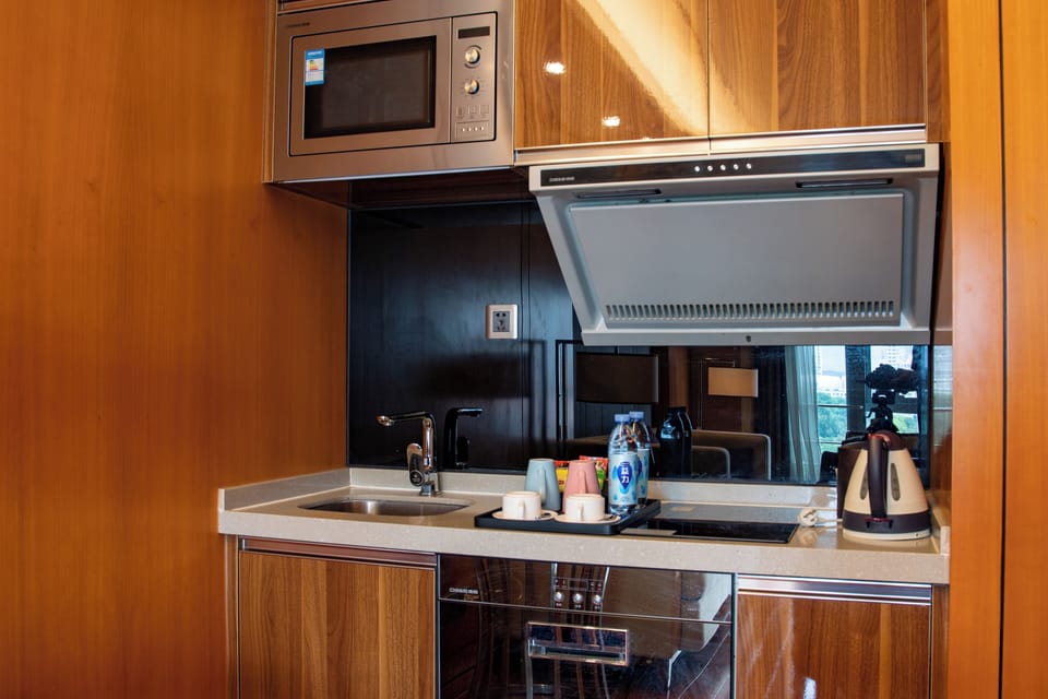 Deluxe Suite | Private kitchen | Mini-fridge, microwave, stovetop, coffee/tea maker