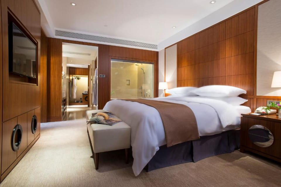 Business Suite, 1 King Bed | Minibar, in-room safe, desk, blackout drapes