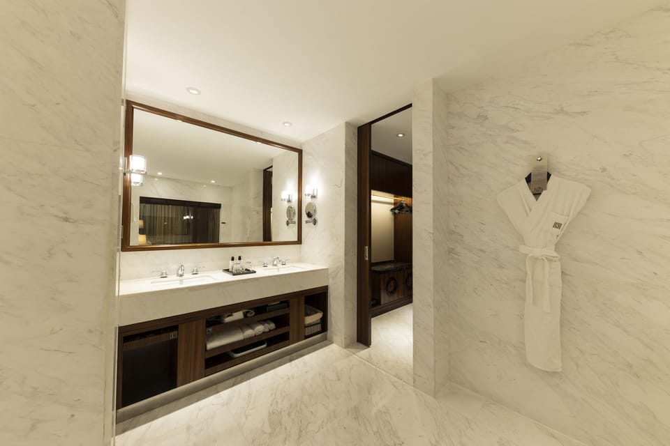 Business Room, 1 King Bed | Bathroom | Separate tub and shower, free toiletries, hair dryer, bathrobes