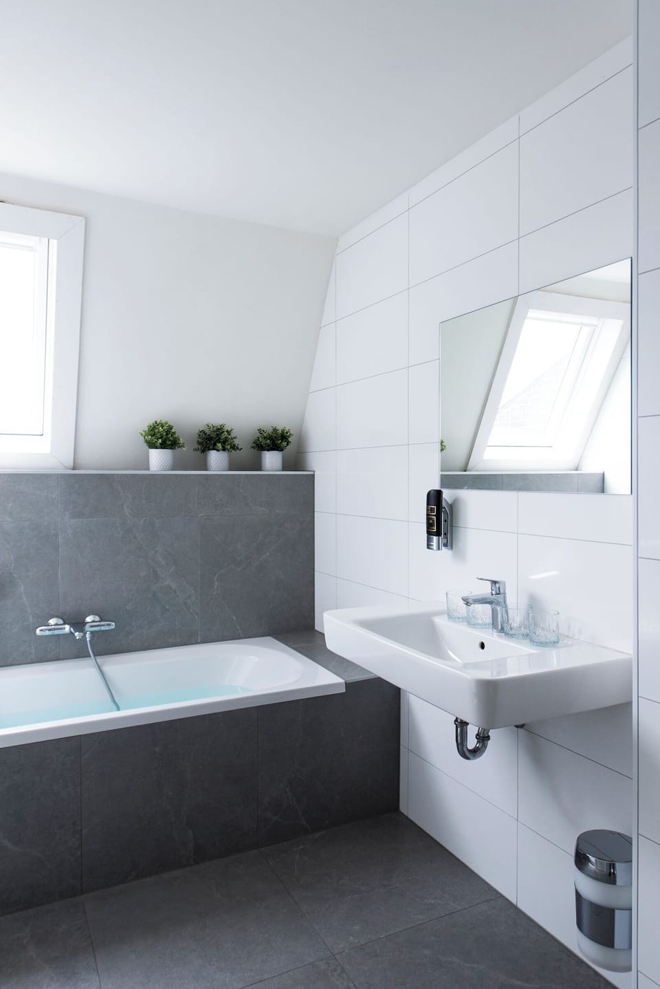 Quadruple Room | Bathroom | Shower, free toiletries, hair dryer, towels