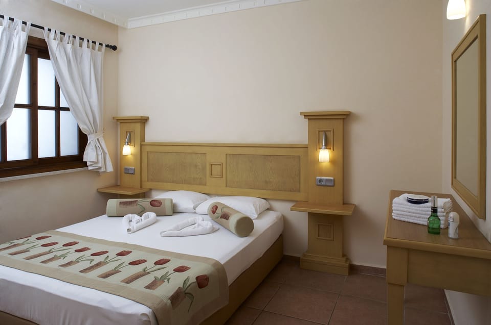 1 bedroom, minibar, desk, bed sheets