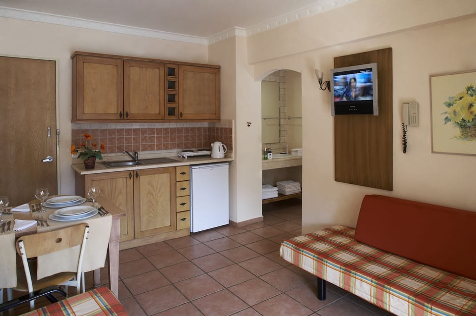 Mini-fridge, shared microwave, stovetop, electric kettle