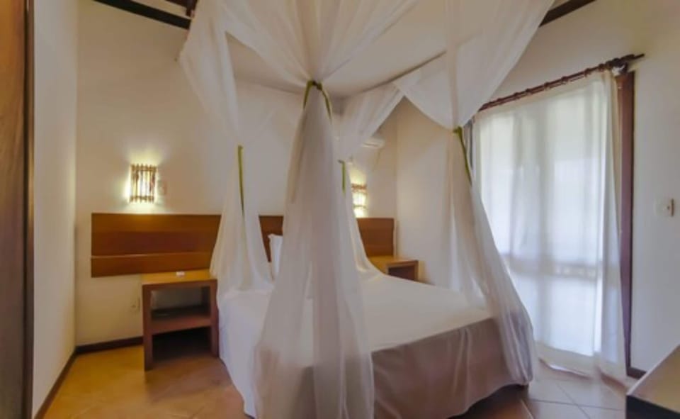 Apartamento Master Casal | Minibar, in-room safe, blackout drapes, bed sheets