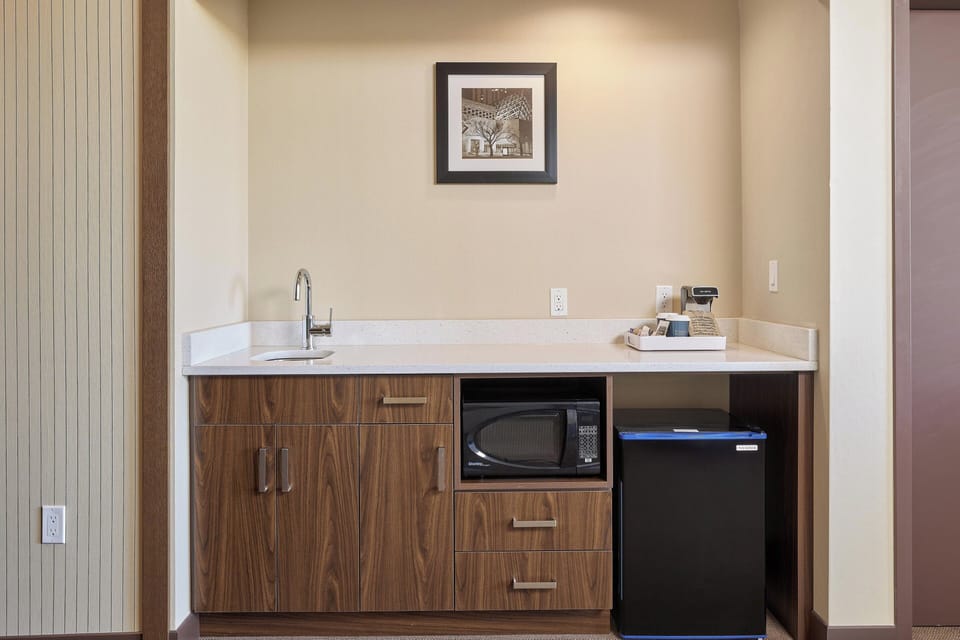 Suite, 1 Bedroom | Bar (on property)