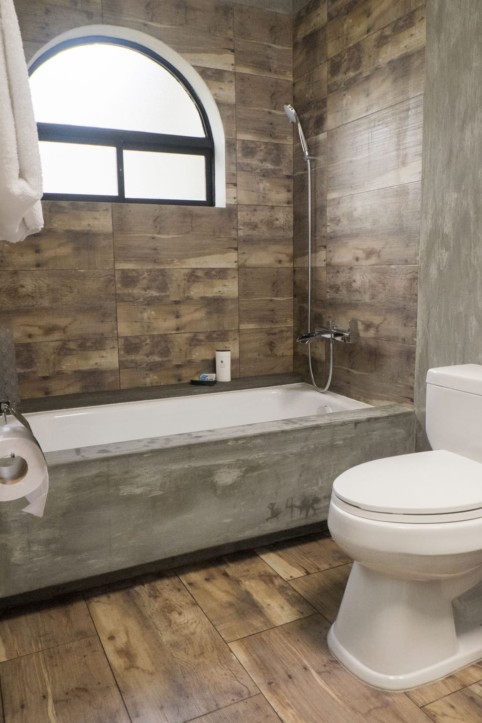 Double Room | Bathroom | Deep soaking tub, rainfall showerhead, free toiletries, hair dryer