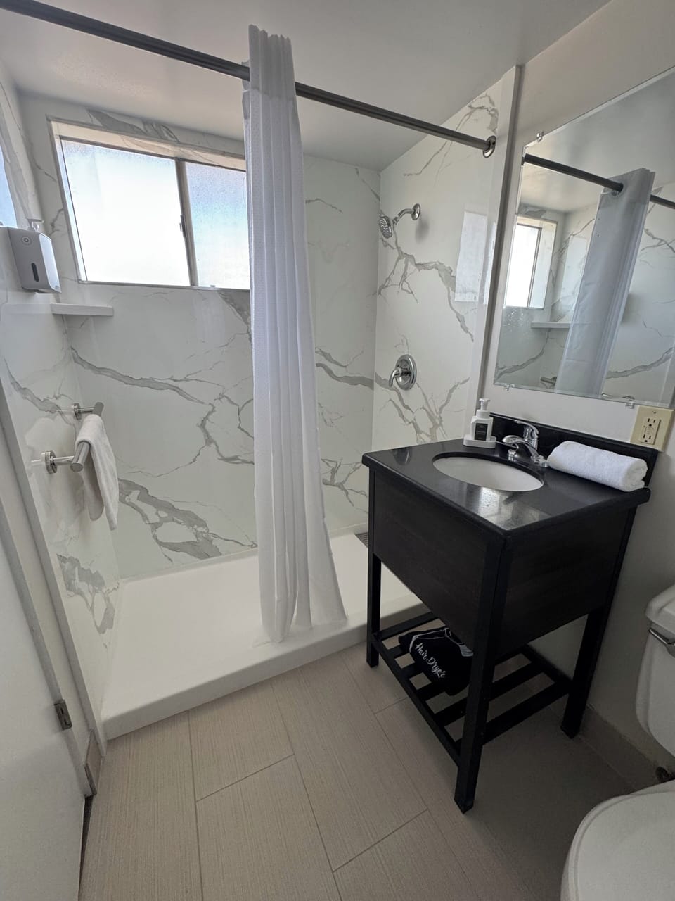 Combined shower/tub, towels