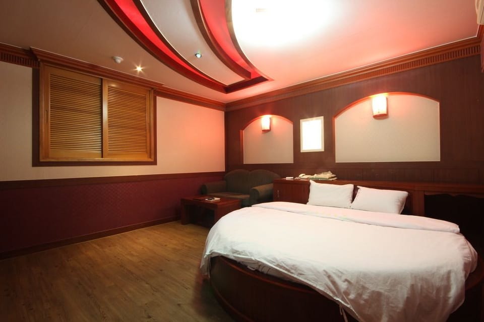 Premium Room | Free WiFi, bed sheets