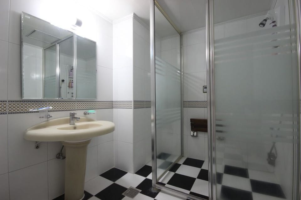 Premium Room | Bathroom | Separate tub and shower, free toiletries, hair dryer, bathrobes