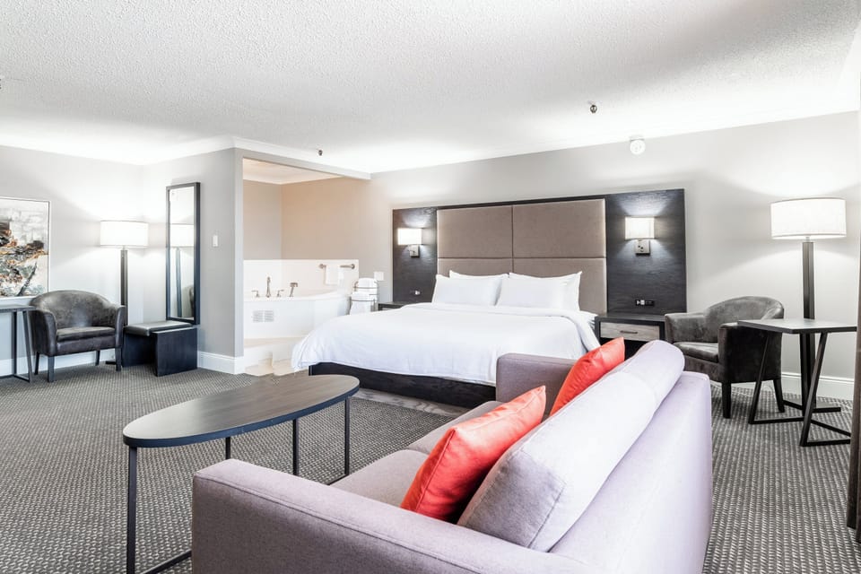 Junior Suite, 1 King Bed, Jetted Tub | Premium bedding, pillowtop beds, in-room safe, desk