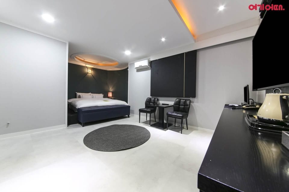 Deluxe Room (Check-in at 7pm on Sat&Sun) | Premium bedding, down comforters, memory foam beds, WiFi (free)