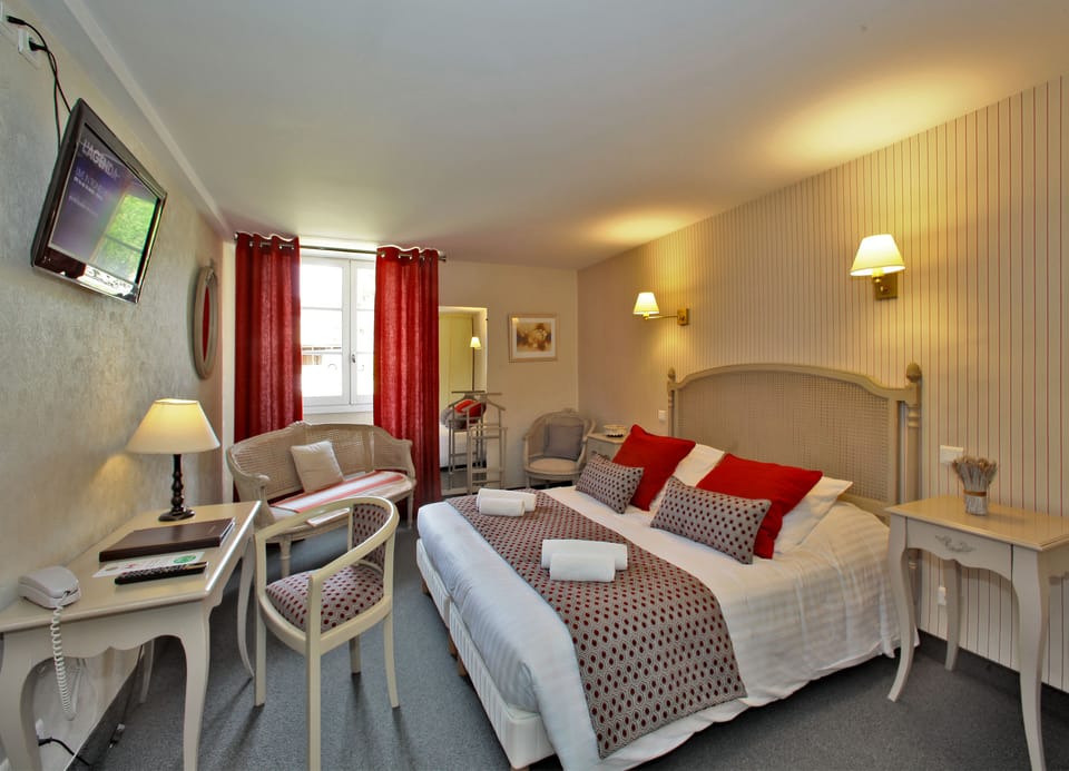 Superior Double Room | Individually decorated, individually furnished, desk, blackout drapes