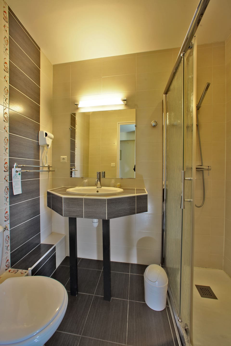 Comfort Double Room | Bathroom | Shower, free toiletries, hair dryer, towels