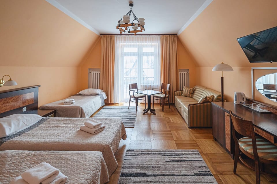 Triple Room | Individually decorated, individually furnished, desk, bed sheets