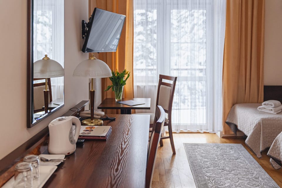 Twin Room | Individually decorated, individually furnished, desk, bed sheets