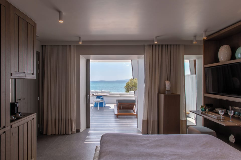 Superior Suite, 1 Double Bed, Hot Tub, Sea View | 1 bedroom, in-room safe, desk, soundproofing