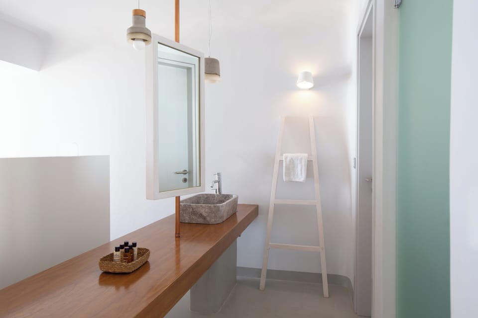 Deluxe Suite, Hot Tub, Sea View | Bathroom | Shower, free toiletries, hair dryer, bathrobes